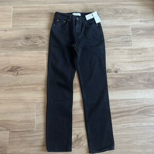 NWT- Abercrombie & Fitch 90โs straight mid rise fit